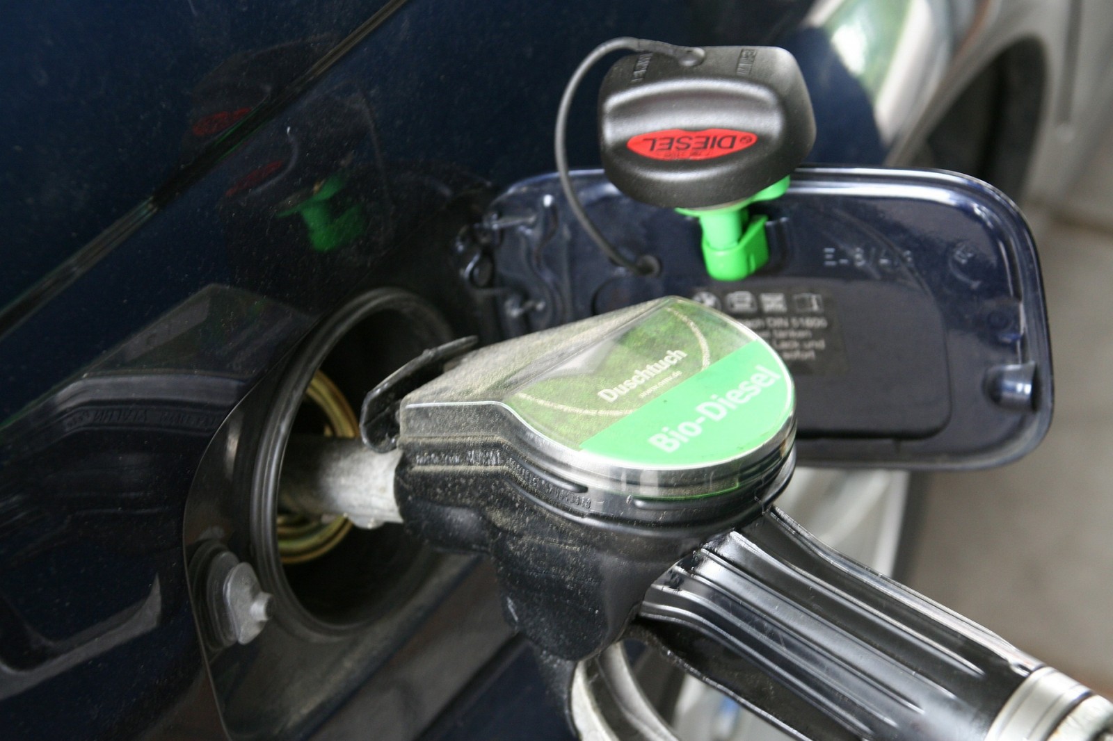 Gyakorló vezetés diesel tankolás